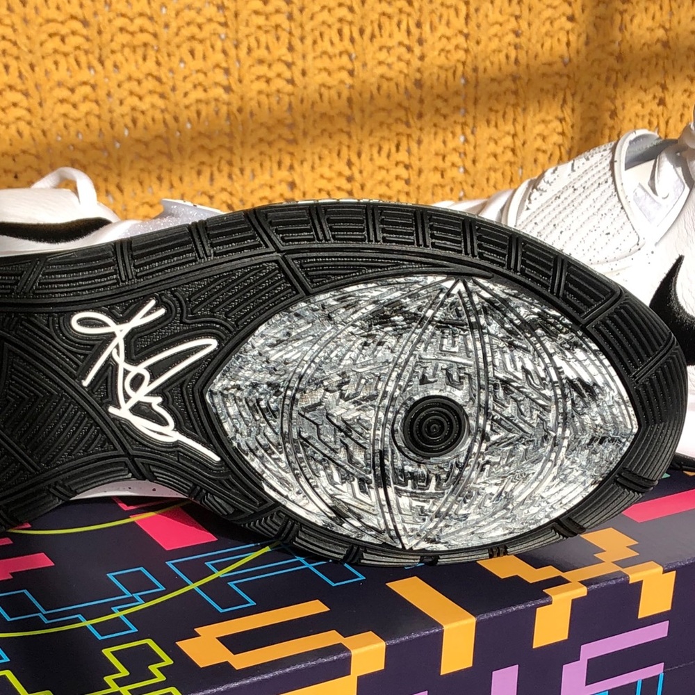 NIB- Nike KYRIE 6 Basketball ~New In Box - Picture 2 of 8